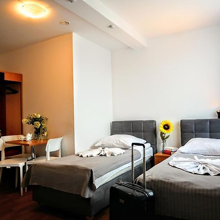 Hostel Evotel Zielonka  Kültér fotó